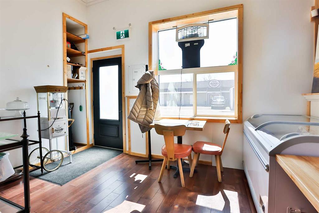 320 Railway Avenue, Granum, AB