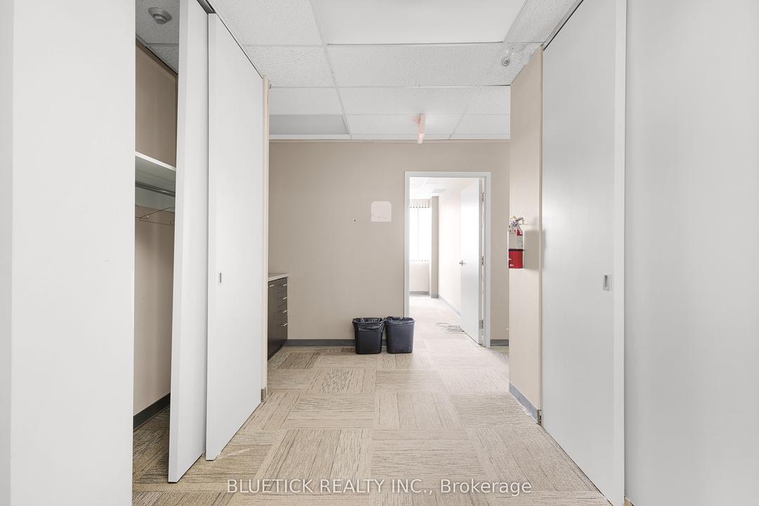 301 - 710 Dorval Drive, Oakville, ON