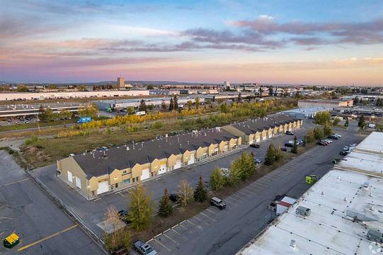 3208 8 Avenue Northeast, Calgary, AB