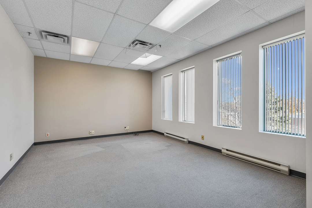 330 - 8150 Boulevard Métropolitain Est, Montréal, QC