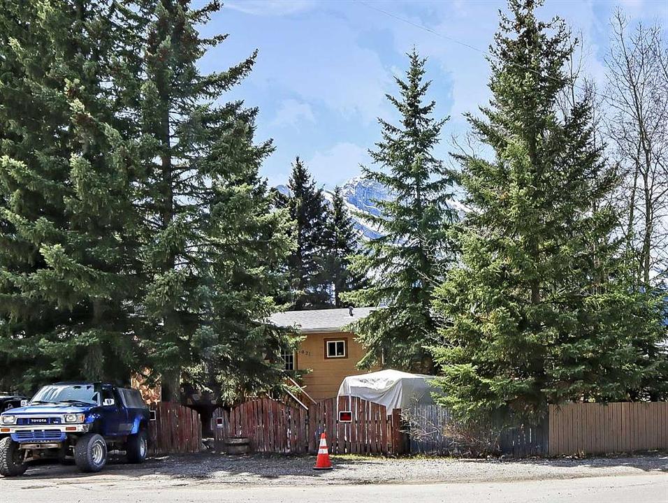 228 17 Street, Canmore, AB