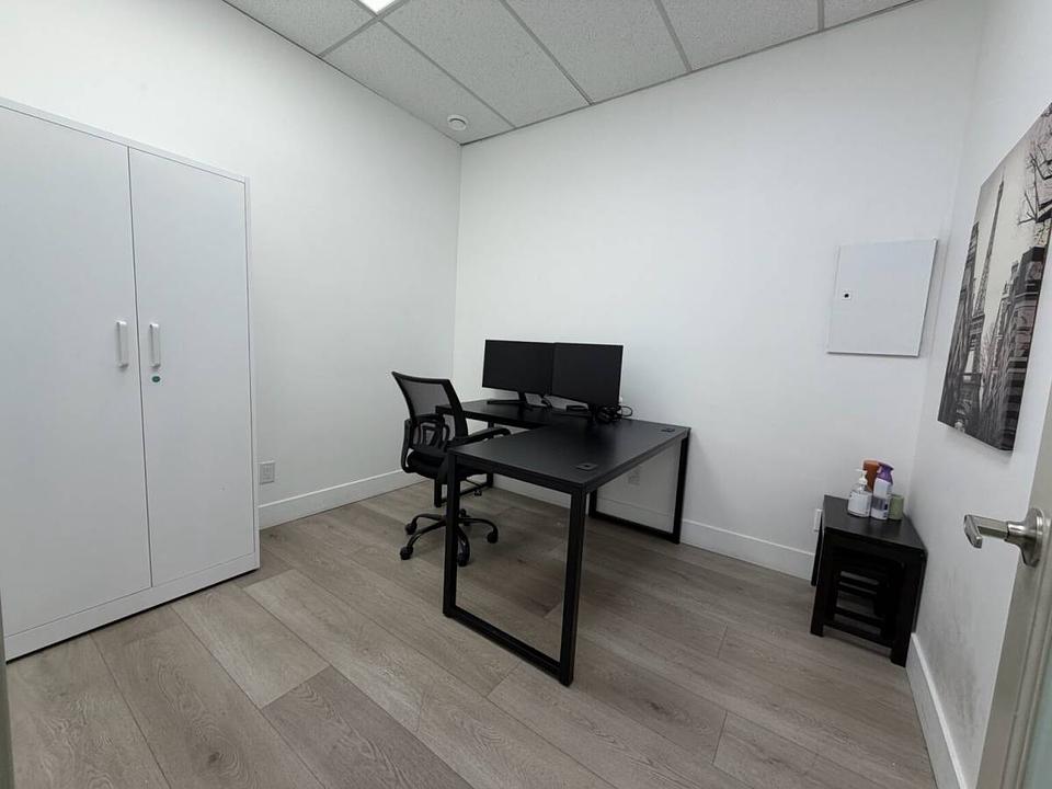 233 - 1433 Lonsdale Avenue, North Vancouver, BC