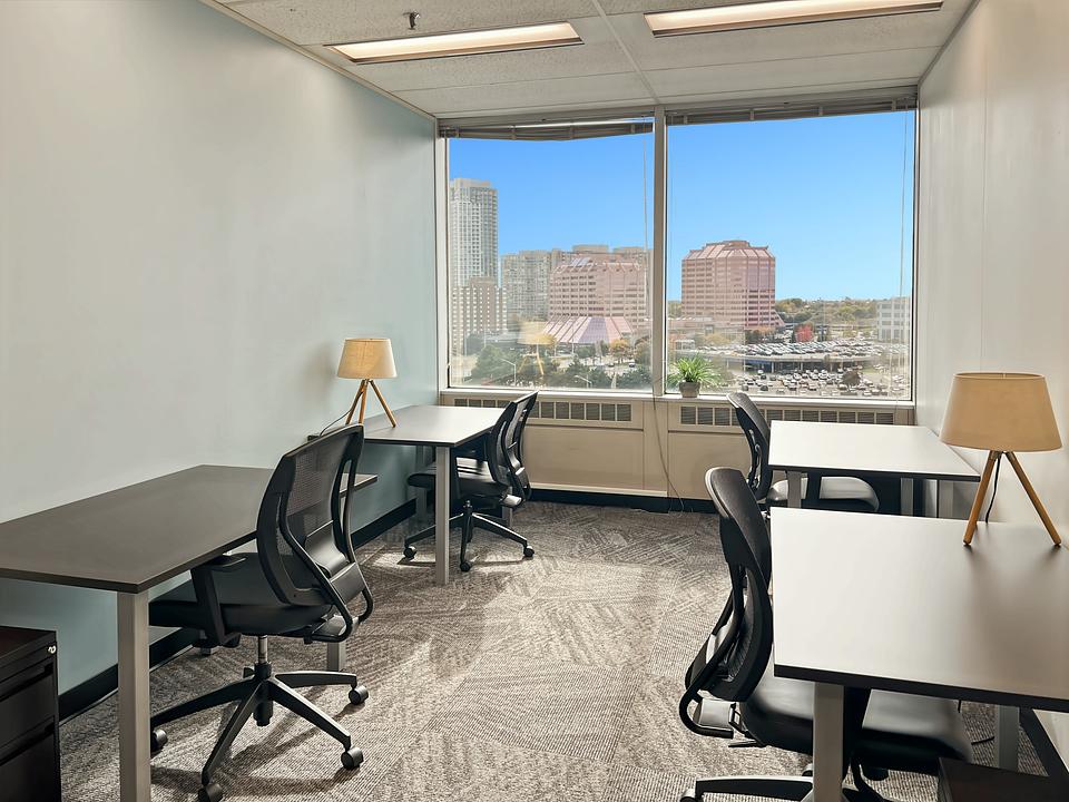 750 - 2 Robert Speck Parkway, Mississauga, ON