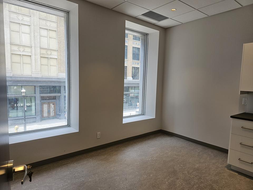 200 - 119 Yonge Street, Toronto, ON