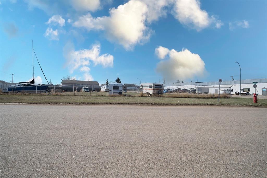 5 Street Northeast, Redcliff, AB