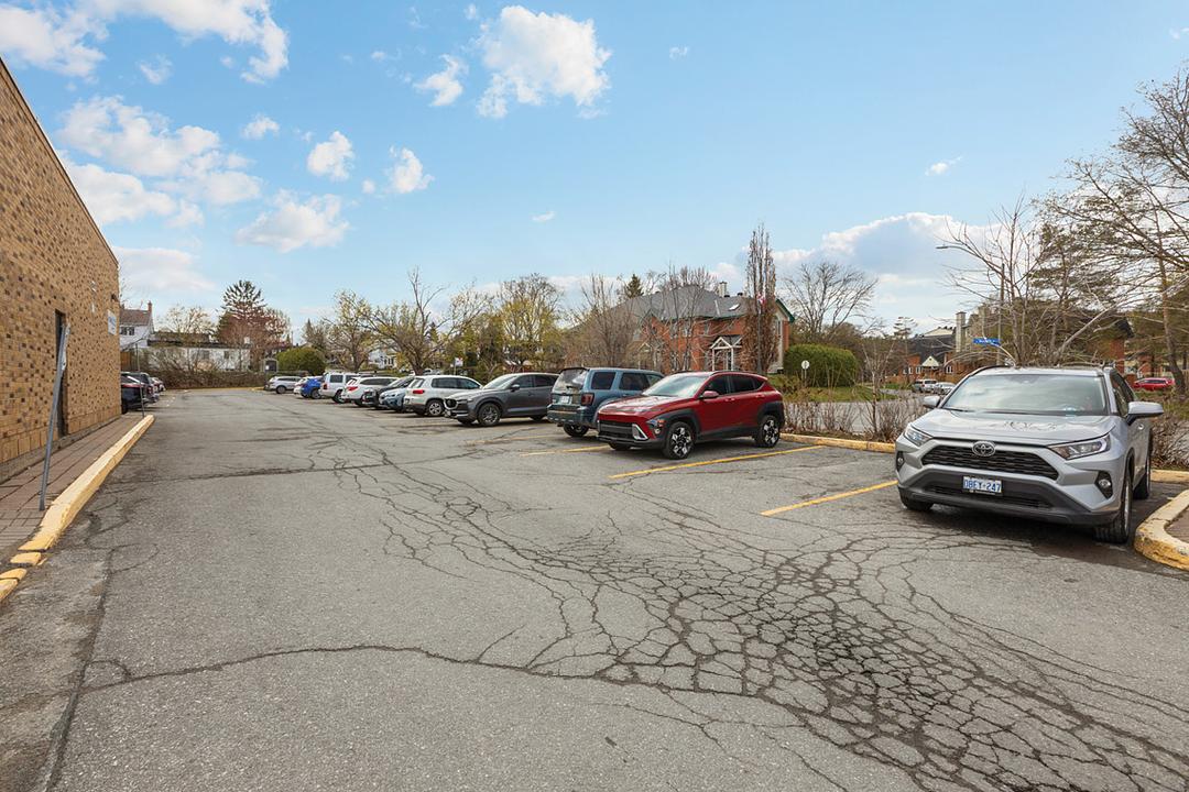 2194 Robertson Rd, Ottawa, ON