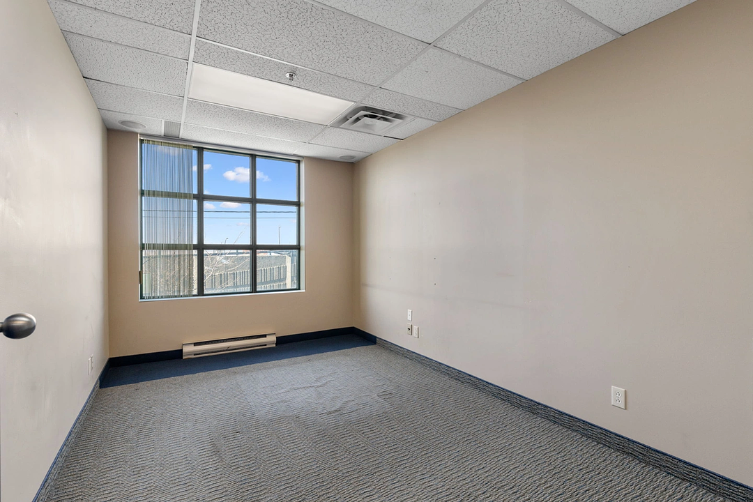 230 - 8150 Boulevard Métropolitain Est, Montréal, QC
