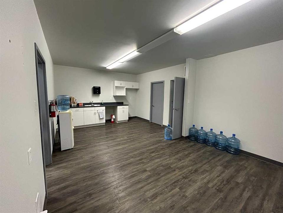 B - 1025 36 Street North, Lethbridge, AB