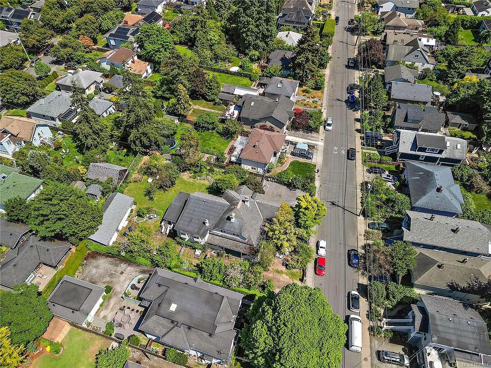 1736 Haultain Street, Victoria, BC