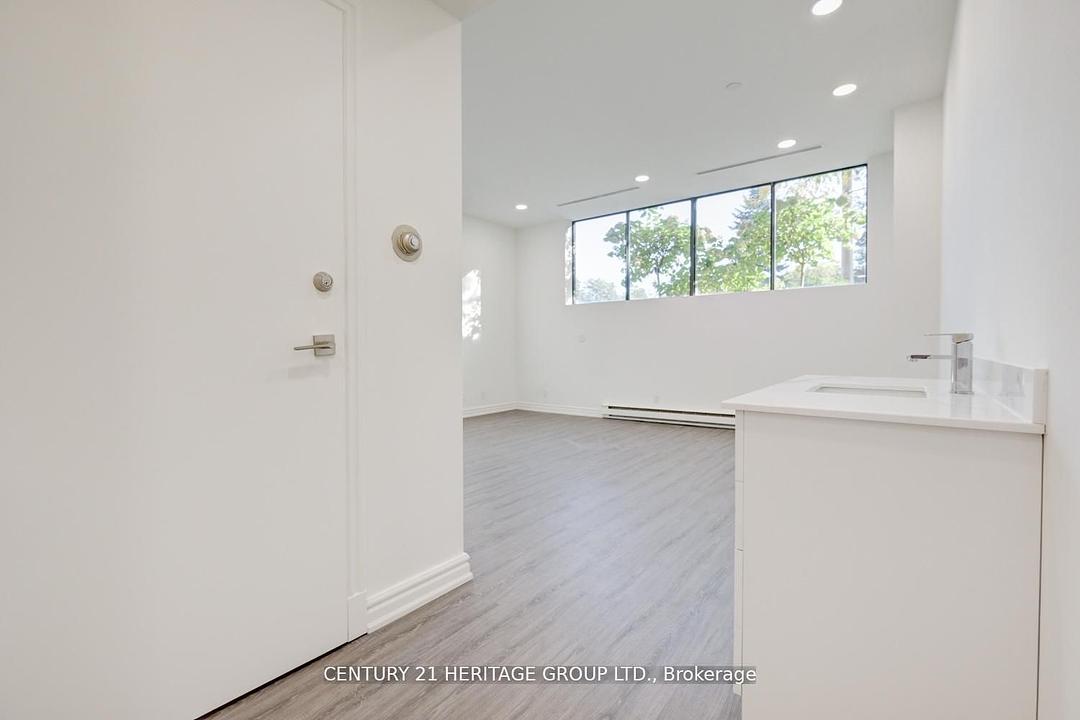 101 - 2900 Yonge Street, Toronto, ON