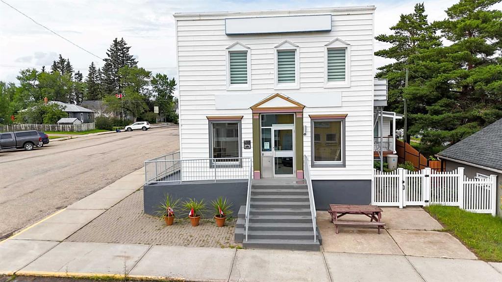 2124 20 Street, Delburne, AB