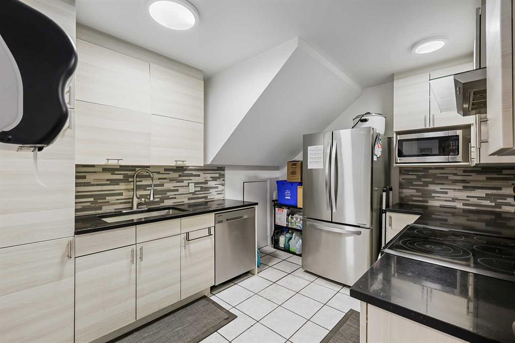 232 8A Street Northeast, Calgary, AB