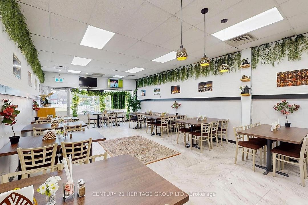559 Steven Court, Newmarket, ON