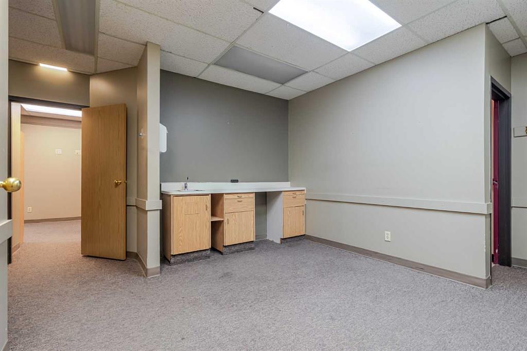 200 - 40 Elizabeth Street, Okotoks, AB