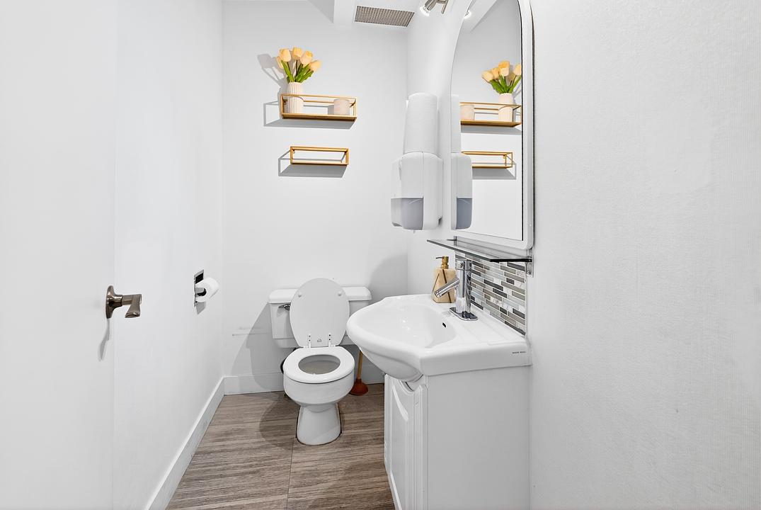 12085 CONFIDENTIAL, North Vancouver, BC