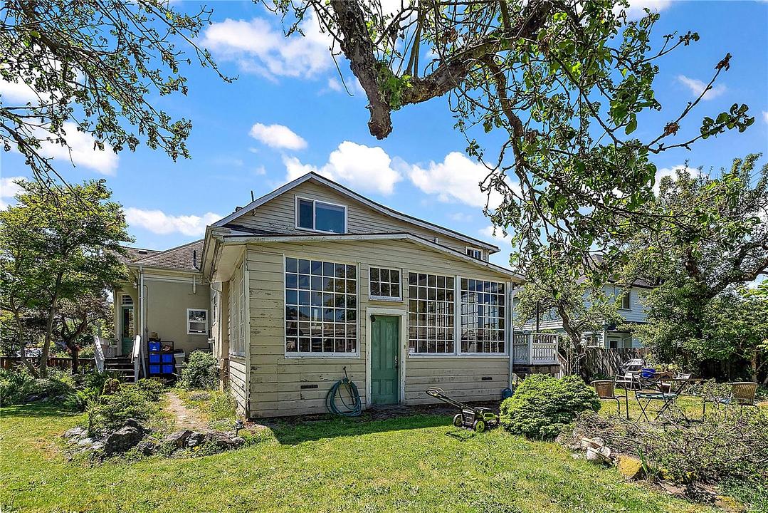 1736 Haultain Street, Victoria, BC
