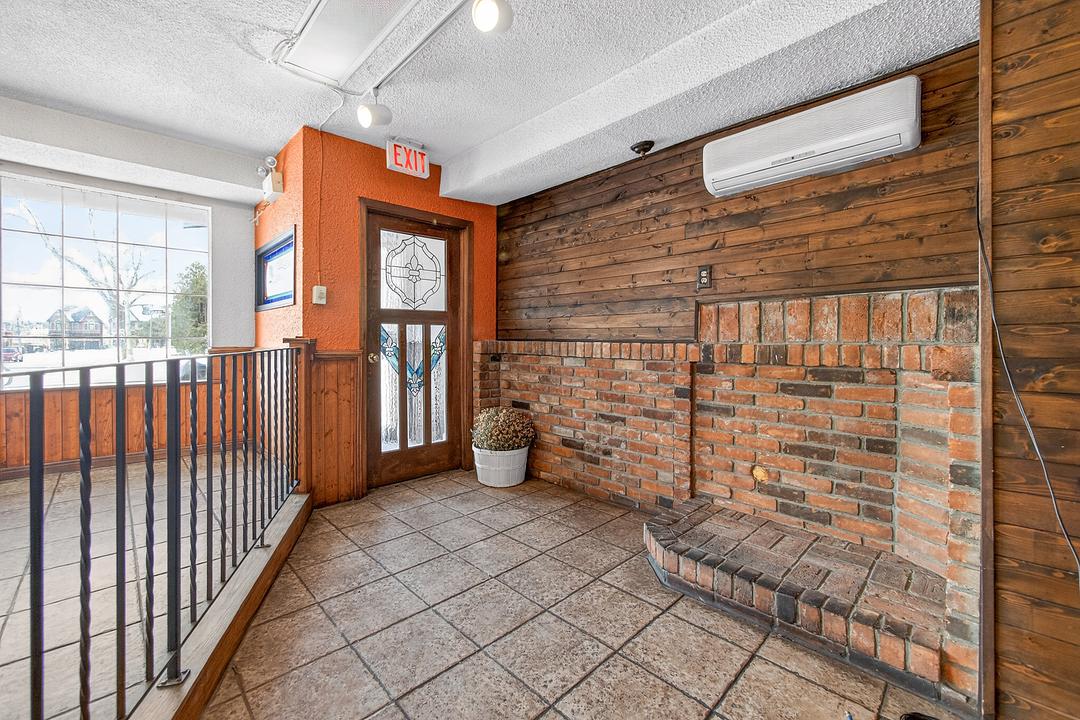 277 Queen Street South, Mississauga, ON