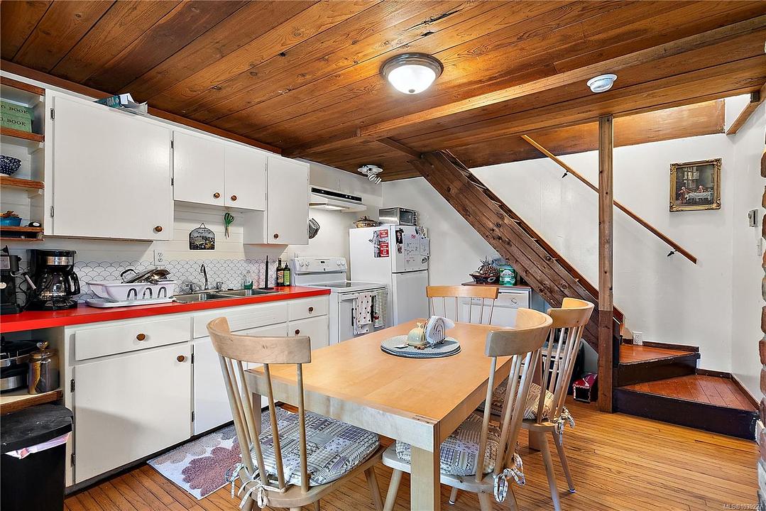 1736 Haultain Street, Victoria, BC
