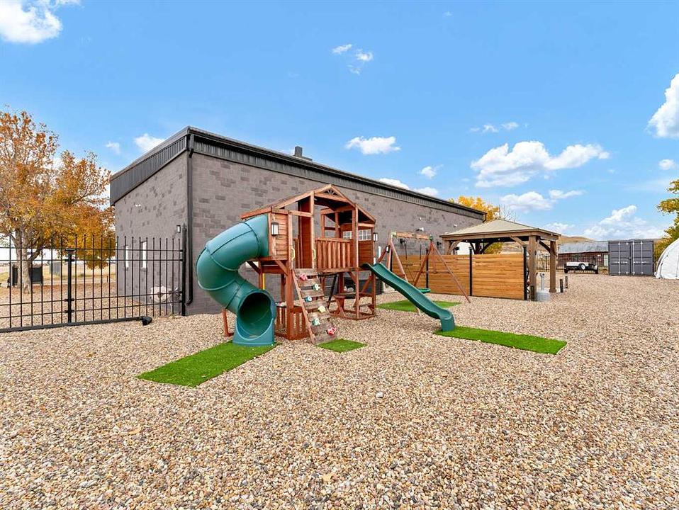 133 South Railway Avenue, Irvine, AB