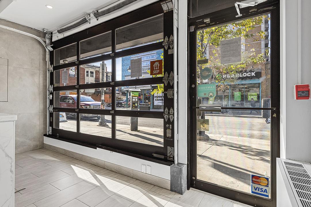 203 Bank St, Ottawa, ON