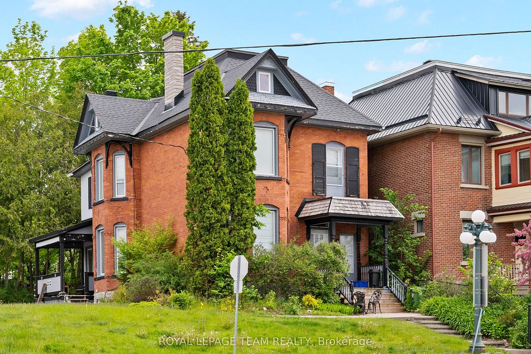 422 Donald B. Munro Drive, Ottawa, ON
