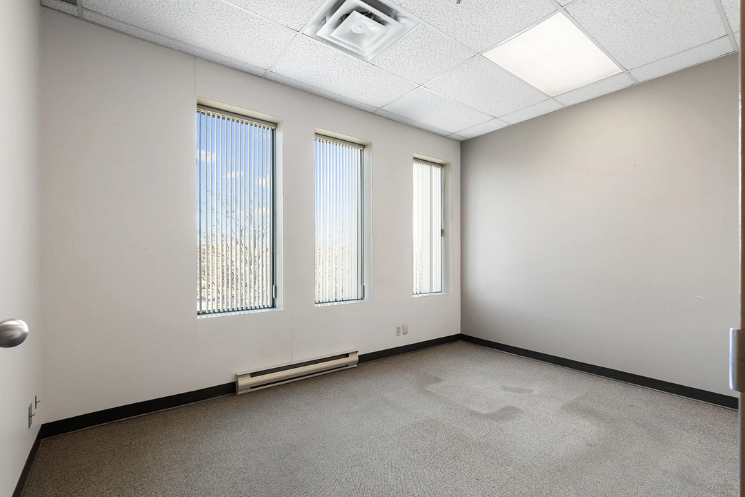 330 - 8150 Boulevard Métropolitain Est, Montréal, QC