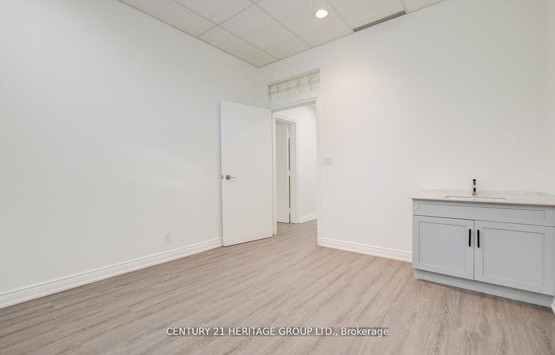 101 - 2900 Yonge Street, Toronto, ON
