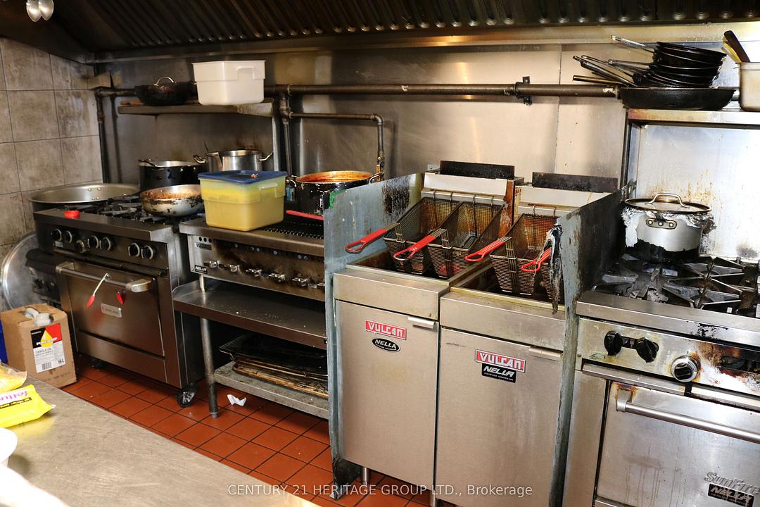 1116 Dundas Street West, Toronto, ON