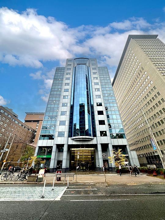 R6 - 525 University Avenue, Toronto, ON
