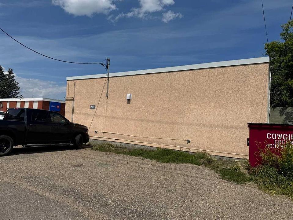 5033 50 Avenue, Ponoka, AB