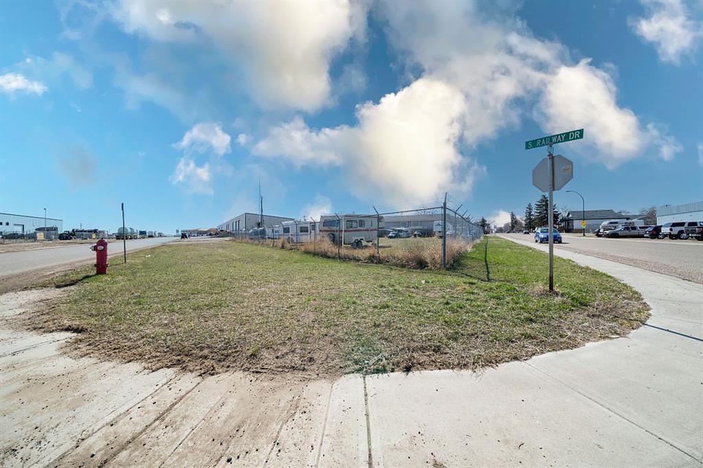 5 Street Northeast, Redcliff, AB
