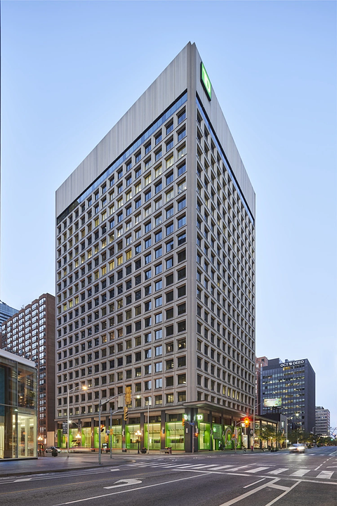 01904 - 77 Bloor Street West, Toronto, ON