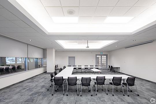 5500 North Service Road, Burlington, ON