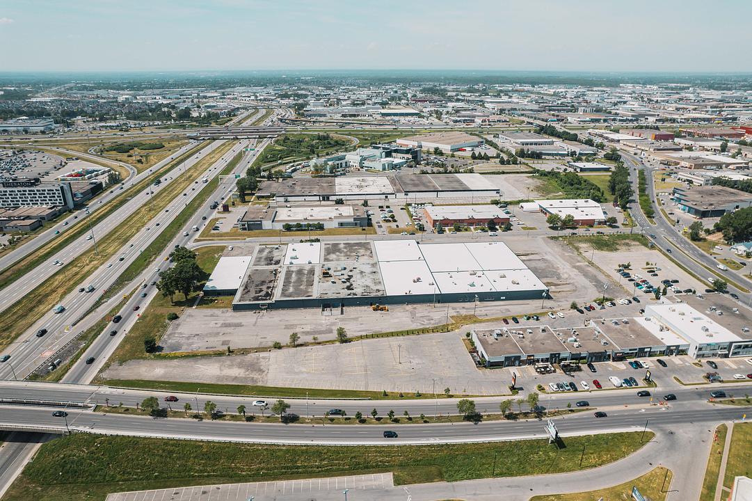 2275 - 2275 Autoroute des Laurentides, Laval, QC