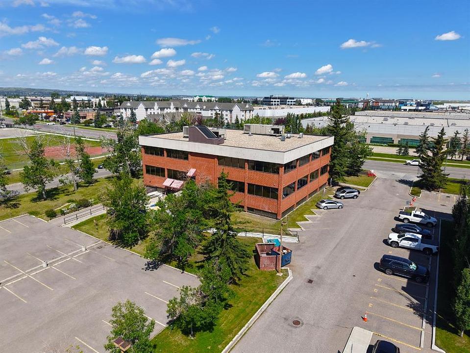 2711 39 Avenue Northeast, Calgary, AB