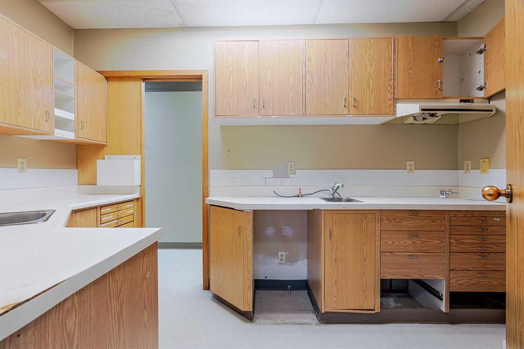 200 - 40 Elizabeth Street, Okotoks, AB