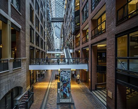747 Rue du Square-Victoria, Montréal, QC