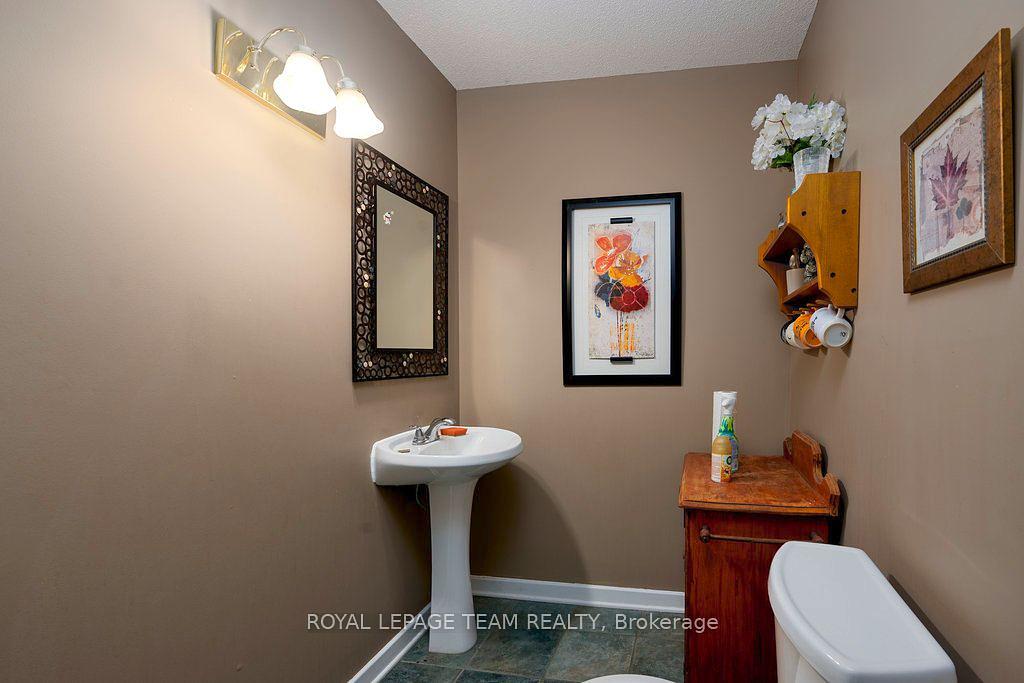 422 Donald B. Munro Drive, Ottawa, ON