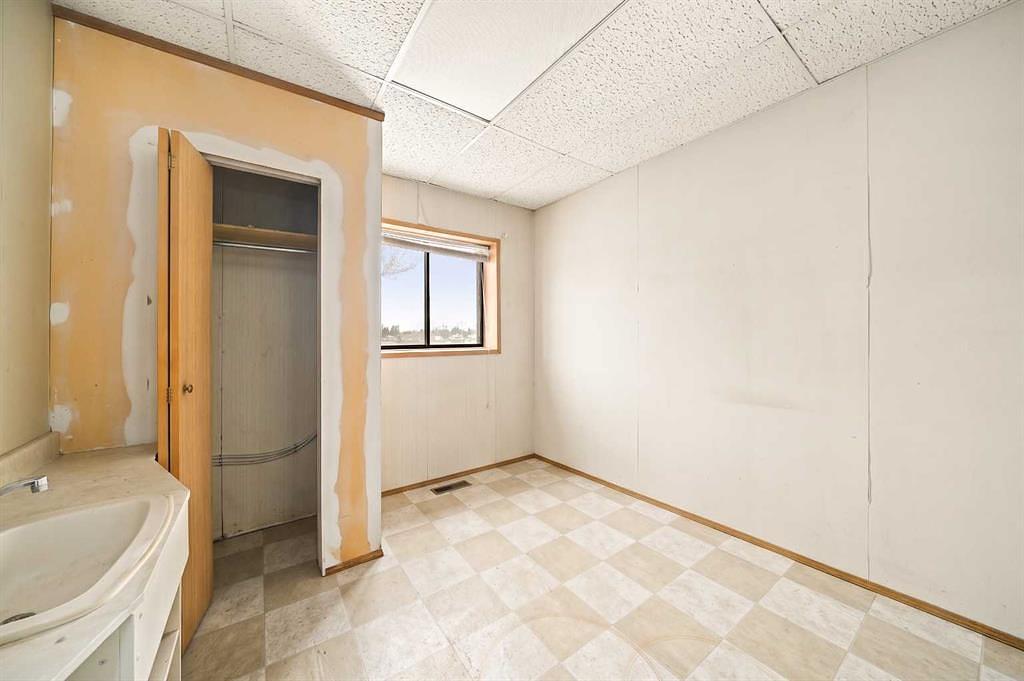 1020 Laut Avenue, Crossfield, AB