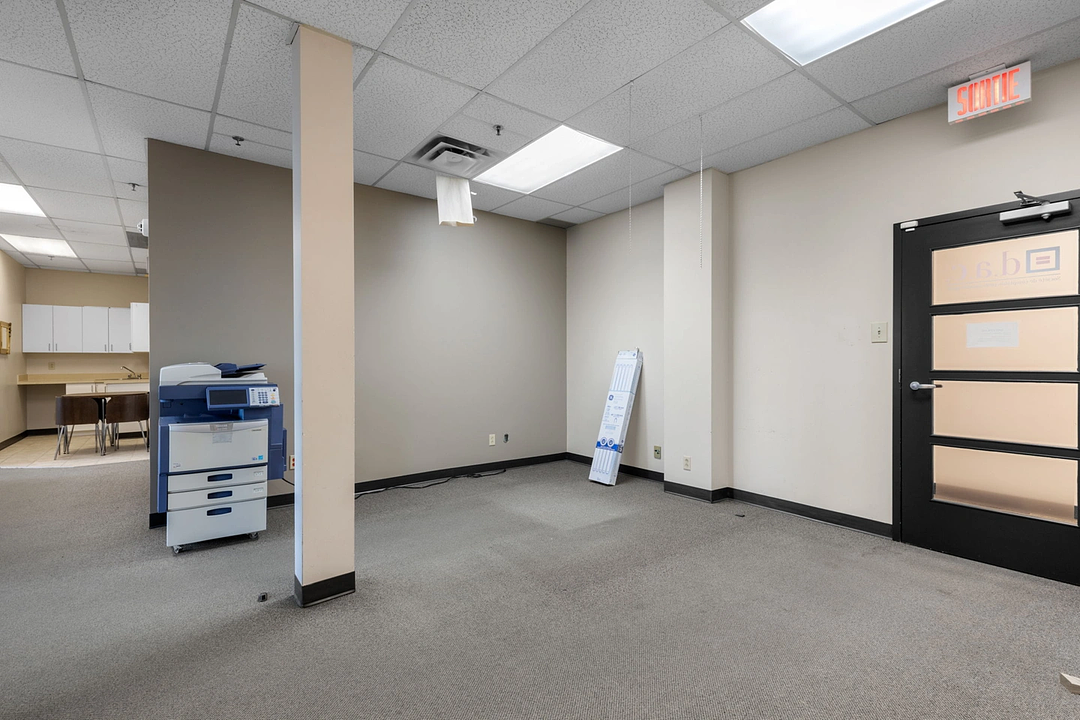 330 - 8150 Boulevard Métropolitain Est, Montréal, QC