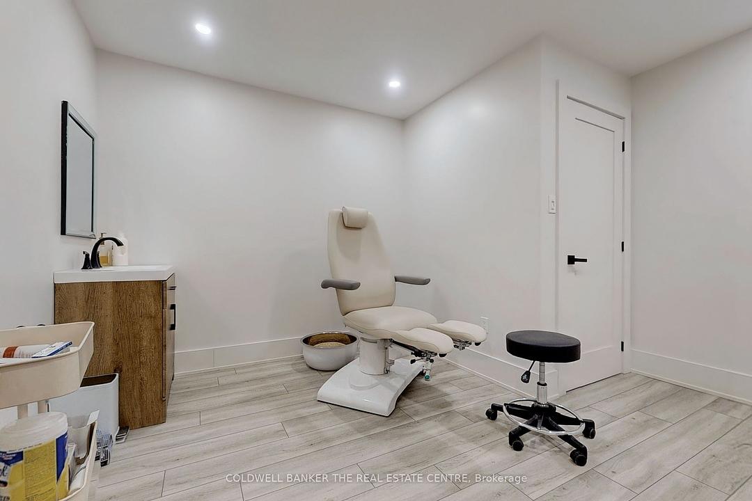543 The Queensway South, Georgina, ON
