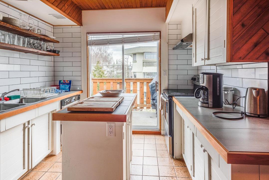 1148 Oscar Street, Victoria, BC
