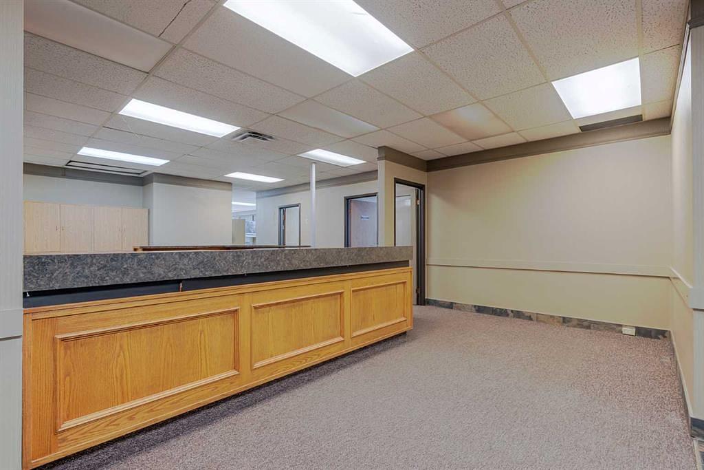 200 - 40 Elizabeth Street, Okotoks, AB