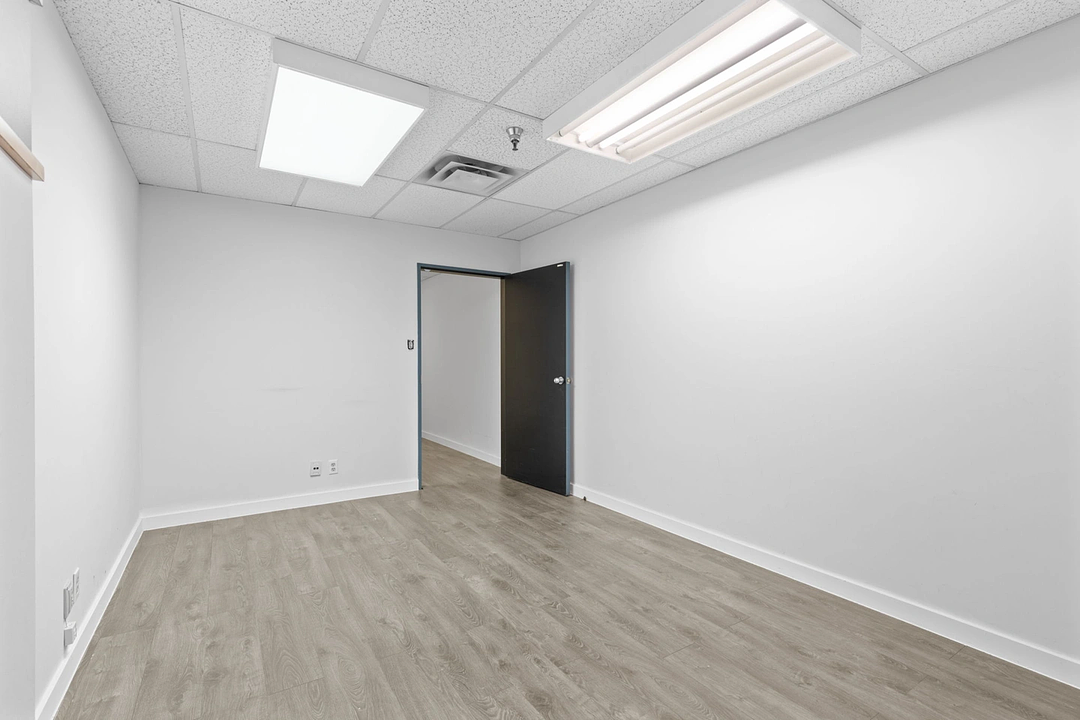150 - 8150 Boulevard Métropolitain Est, Montréal, QC