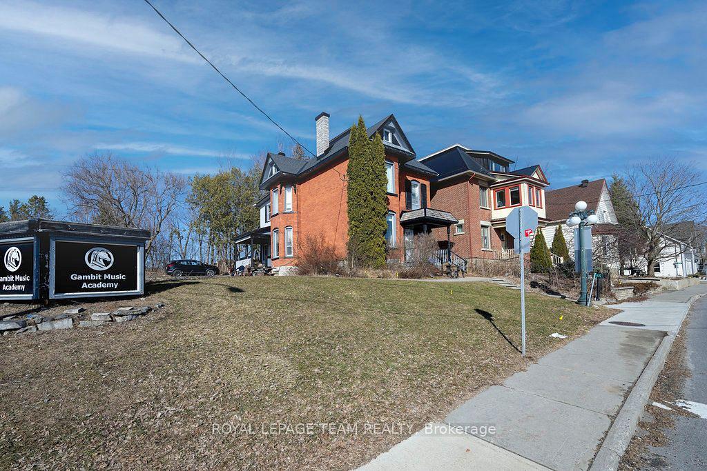 422 Donald B. Munro Drive, Ottawa, ON