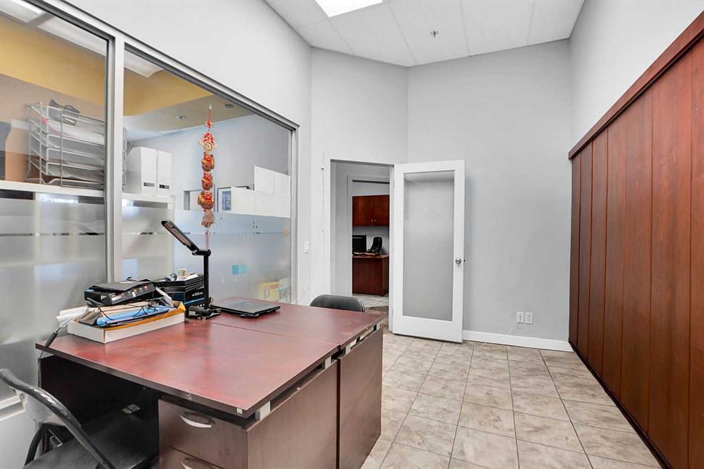 880 4 Avenue Southwest, Calgary, AB