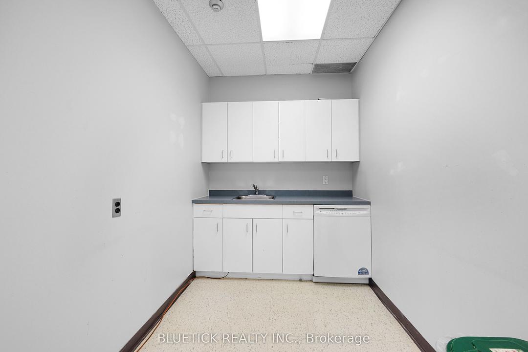 503 - 700 Dorval Drive, Oakville, ON