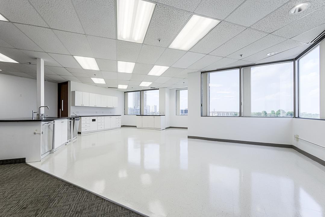 500 - 30 Eglinton Avenue West, Mississauga, ON