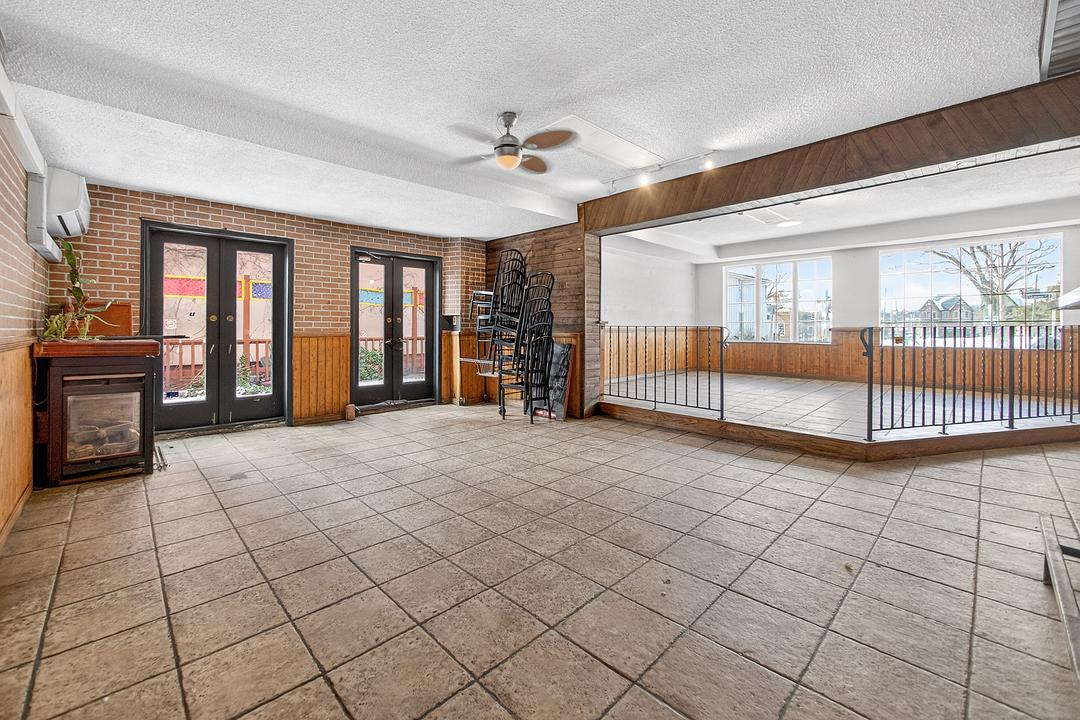 277 Queen Street South, Mississauga, ON