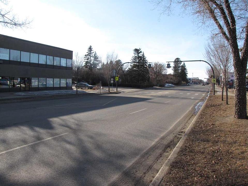 B - 4924 48 Avenue, Innisfail, AB